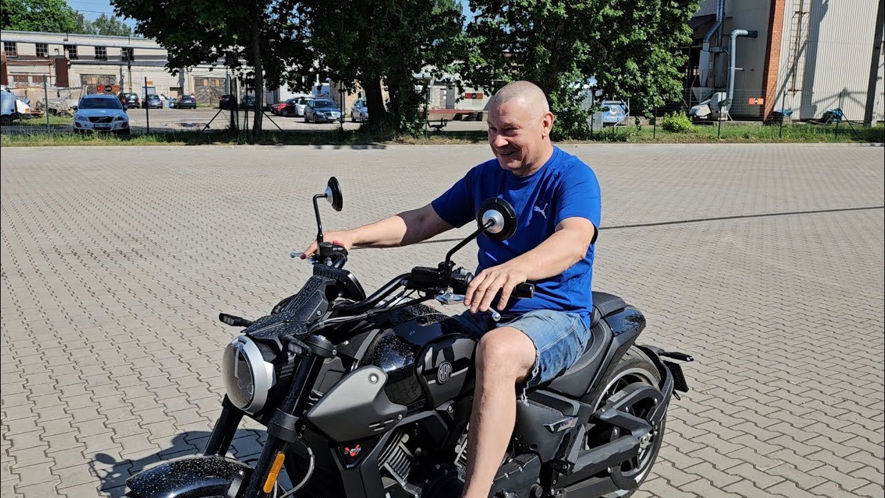 TESTĒJU ELEKTRO MOCIKLETUS UN PĀRĒJOS