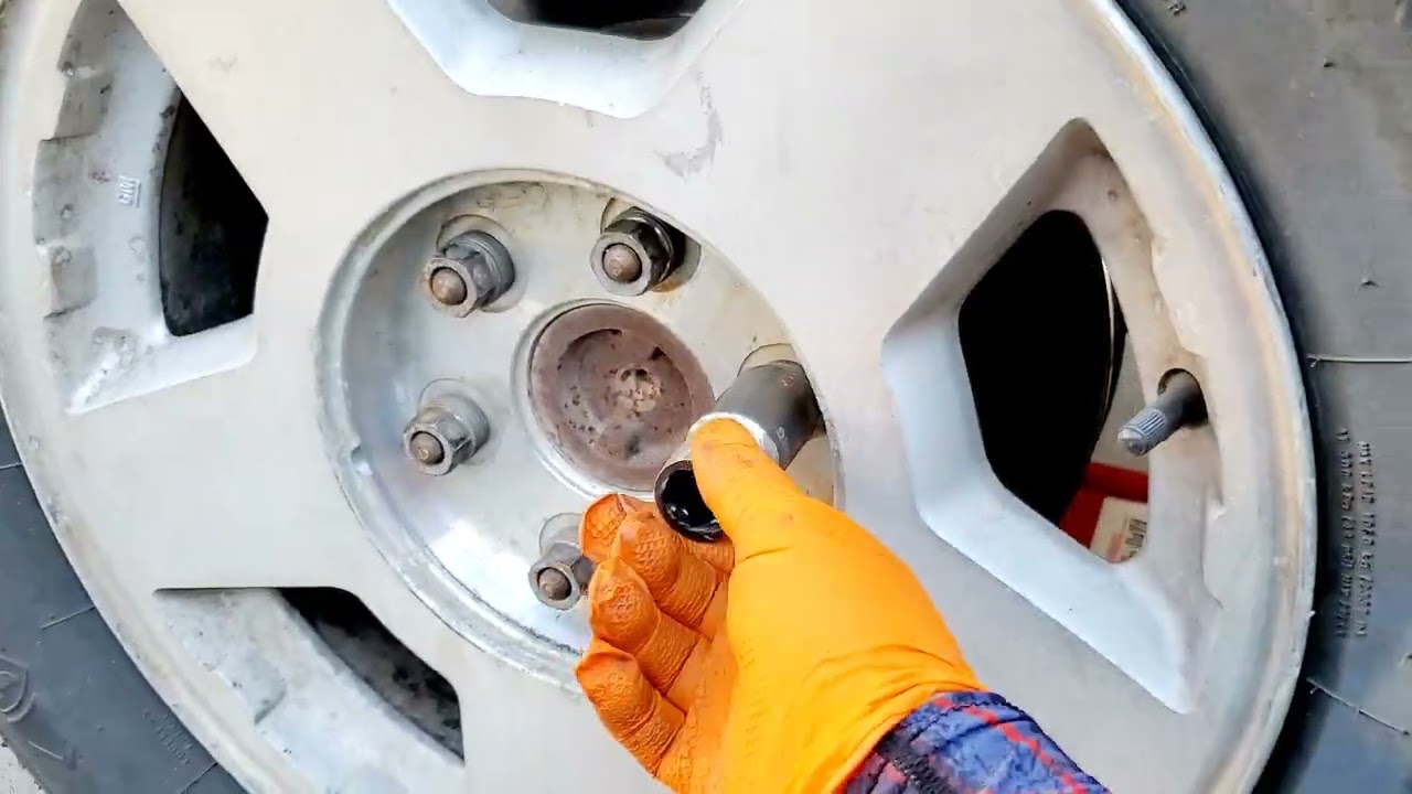 GMC SIERRA COMO AFLOJAR O SACAR UNA TUERCA BARRIDA DE UNA LLANTA