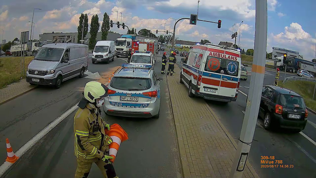 [Grover 1510 + Howler] OSP Opole-Gosławice alarmowo do kolizji ambulansu i samochodu osobowego