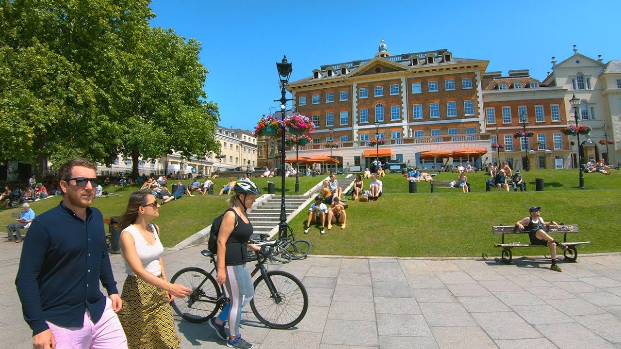 Greater London’s RICHMOND RIVERSIDE, Town Centre & Station Walk