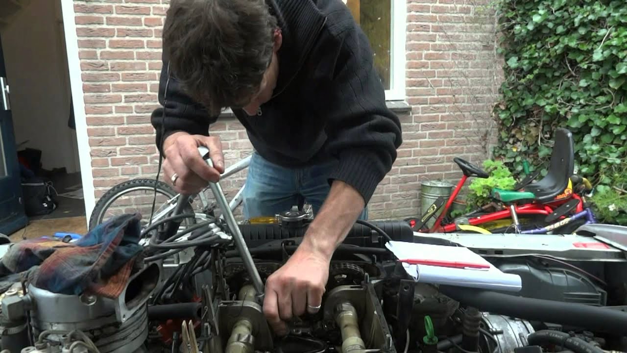 Mercedes W123 World record valve adjustment - Ventielspiel einstellen - kleppenstellen