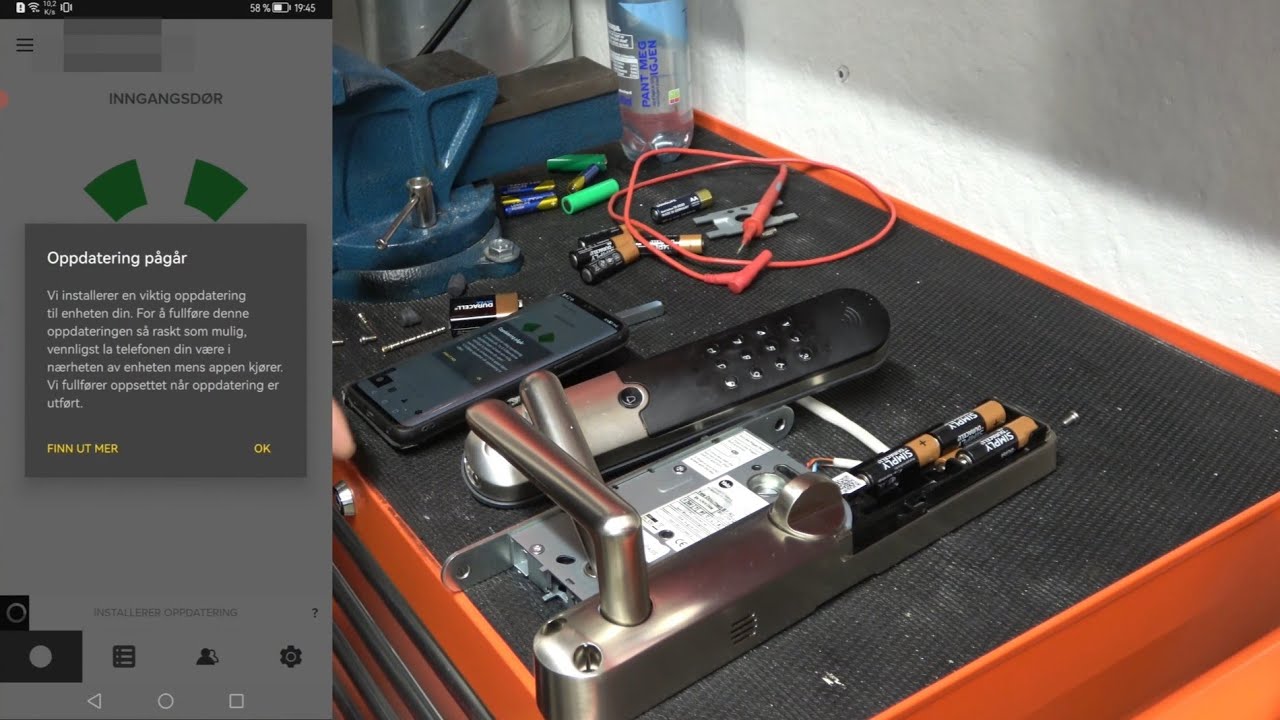 Hvordan fikse død Yale Doorman L3 V4 etter batteribytte