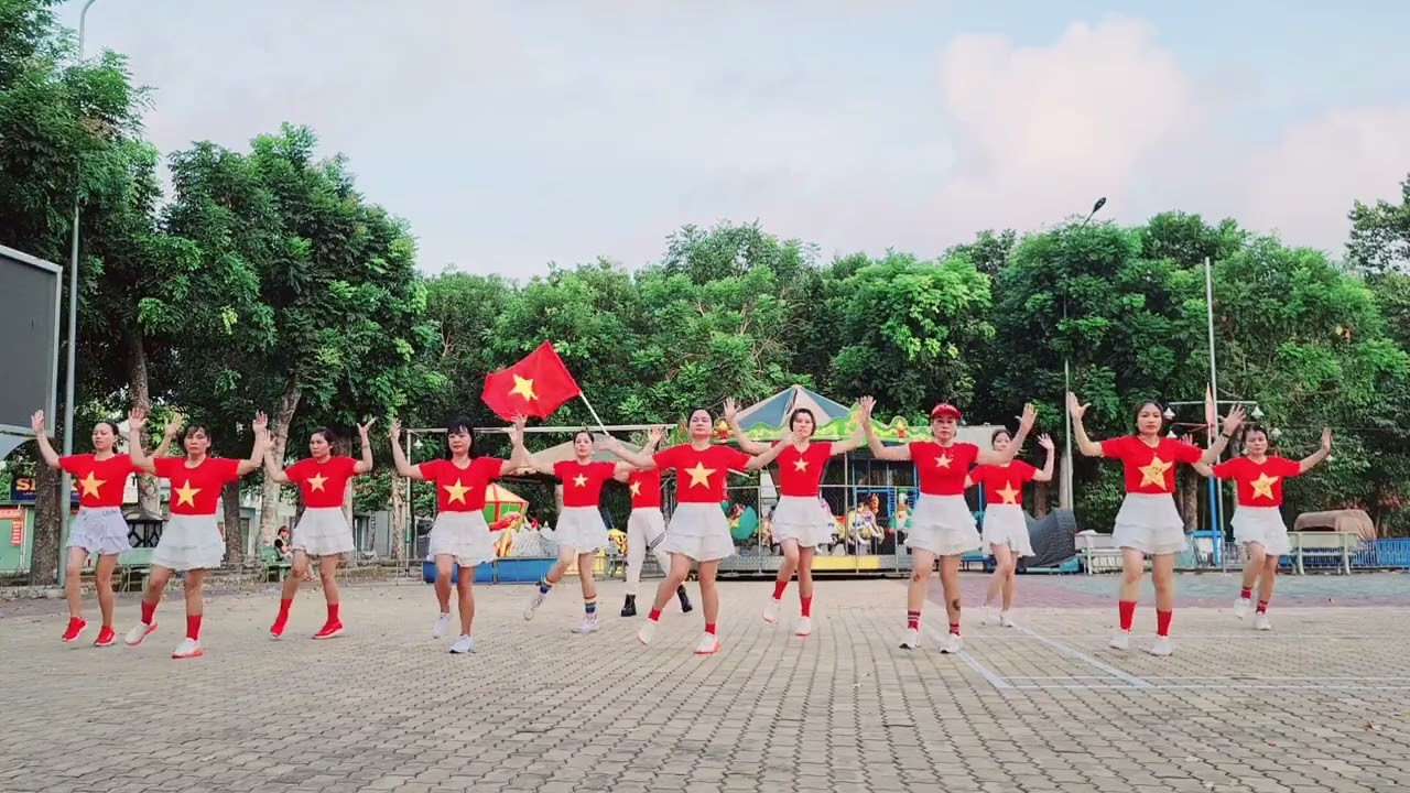 shuffledance DÒNG MÁU LẠC HỒNG mix nhạc BÍCH NGỌC biên đạo:Hiền Hiền biểu diễn:CLB aerobic phú tân