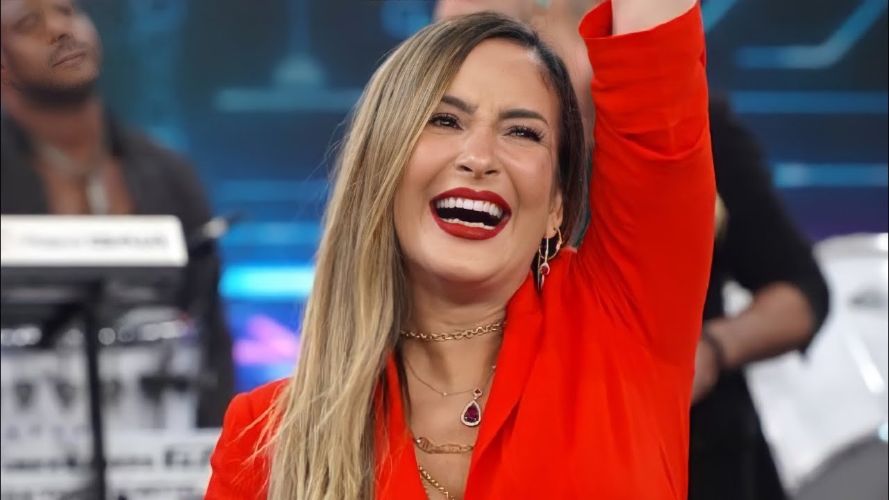 Claudia Leitte agita o Domingão com o sucesso 