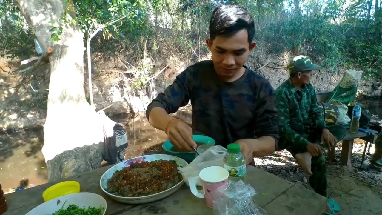 เข้าป่ามึอเเลกกีนทิมงานคนหากีน//ເຂ້າປ່າມື້ເເລກກັບທິມງານຄົນຫາກິນ