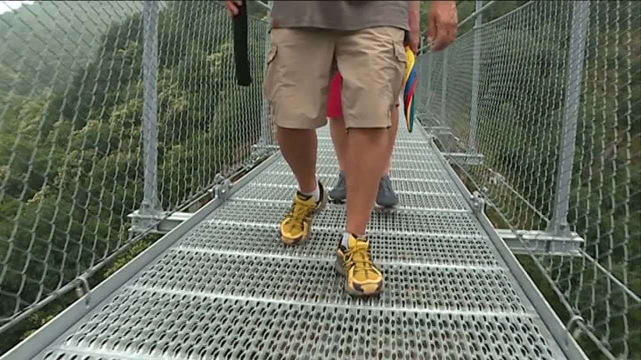 Tarn : on a test&eacute; la passerelle m&eacute;tallique de Mazamet