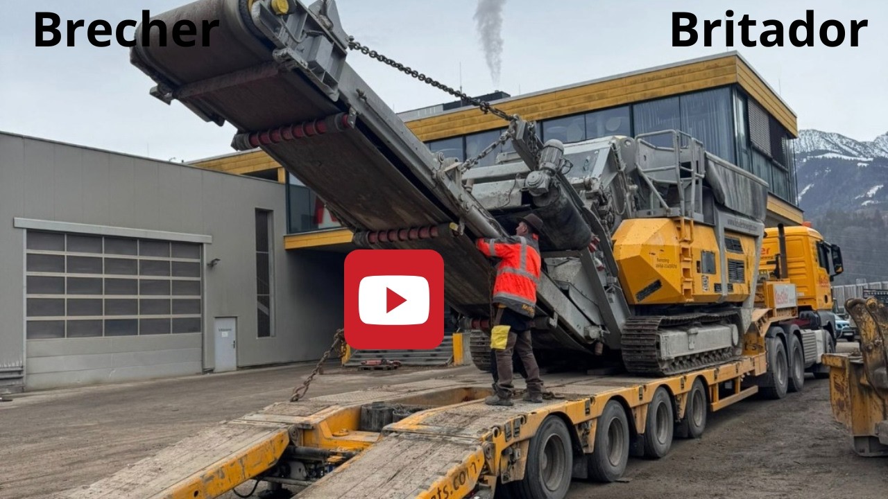 Transport eines Brechers zur aktiven Kiesgrube (Transporte de um britador para a cascalheira )