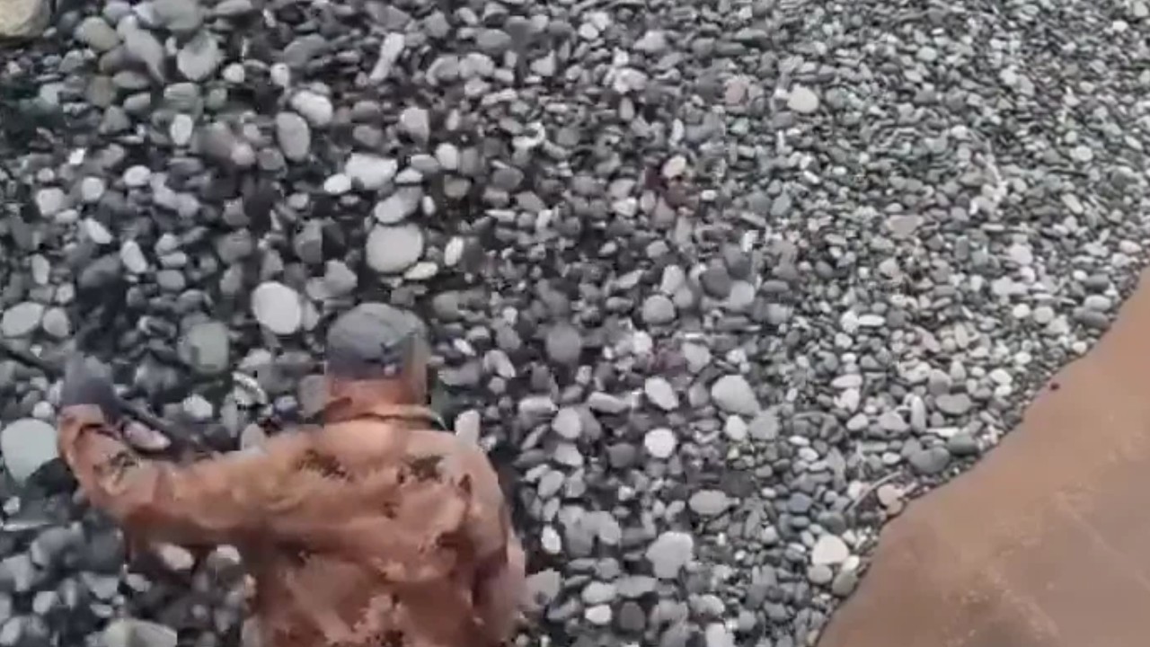 So relaxing! The barge unloaded 40,000 tons of pebbles  #Satisfying #Unloading #SandCargo