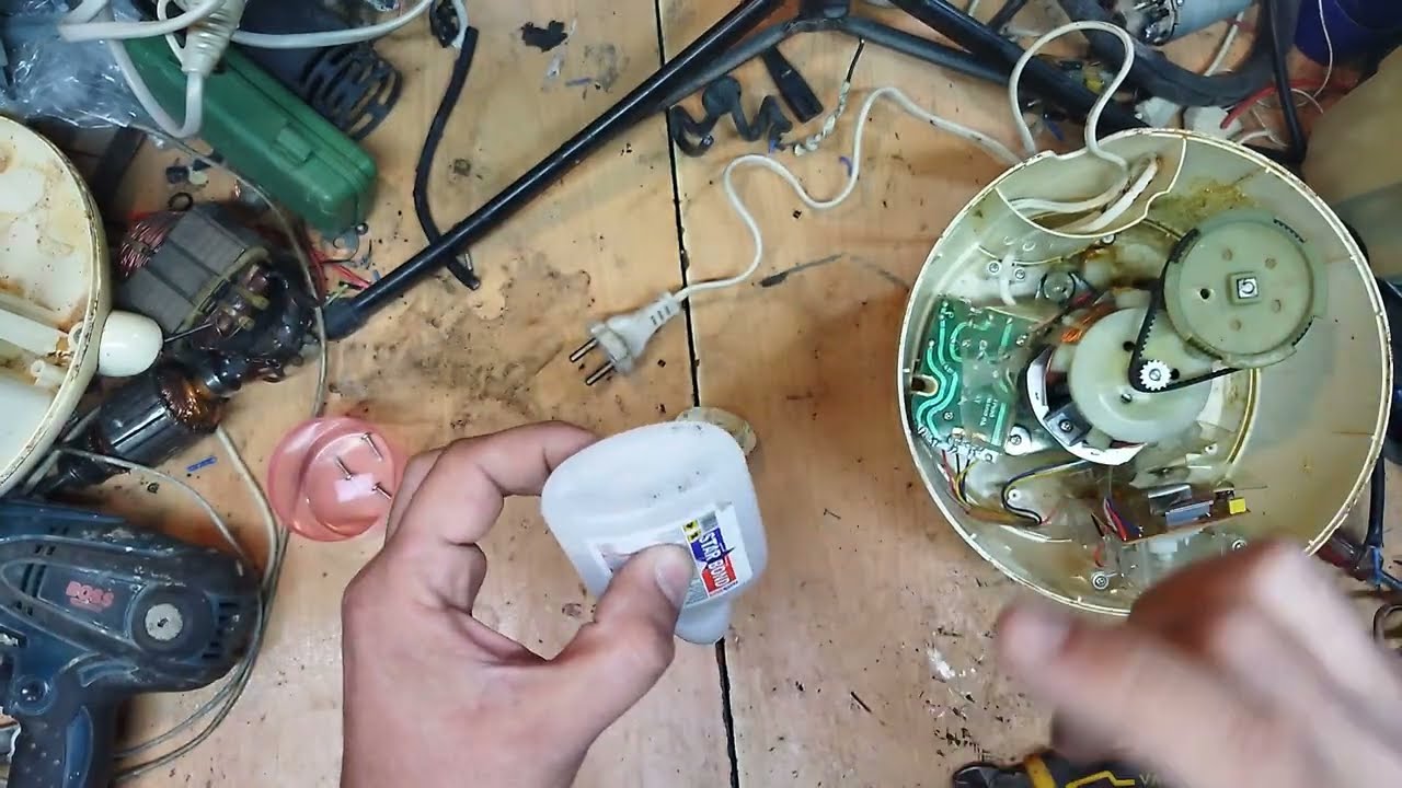 تعمیر کلید و سرویس کامل موتور و تمیز کردن بدنه داخلی غذاساز کنوود