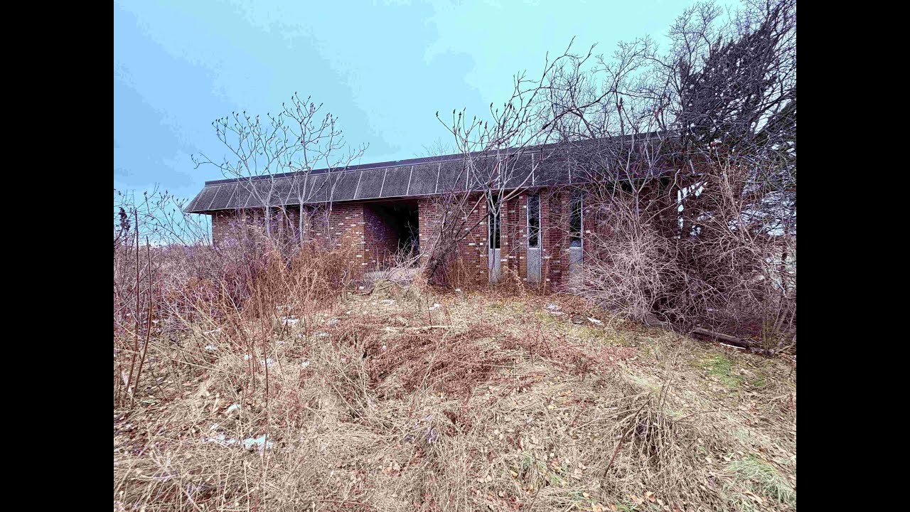 Exploring An Small Abandoned Magazine Office That Has Been Left Forgotten For Over 30 Years!