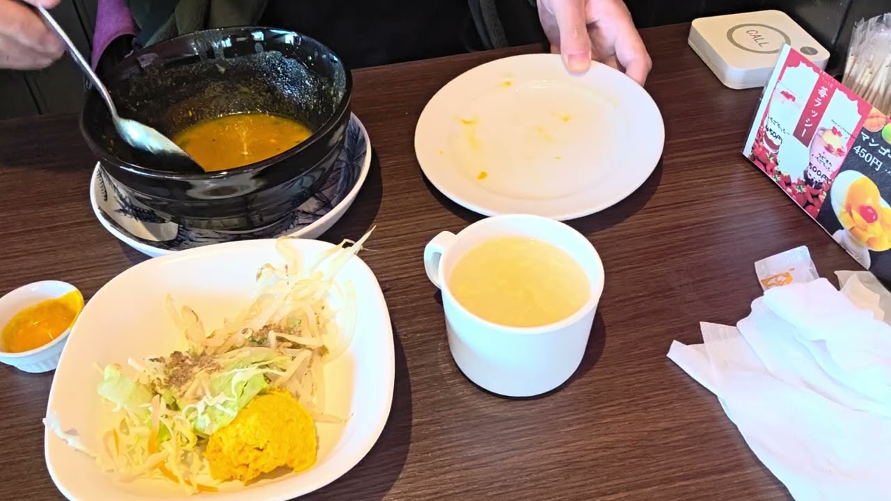 スバカマナ西尾店へ行き、3月限定メニューの、スープチキンカレーライスを、堪能している所を、撮影してみました。