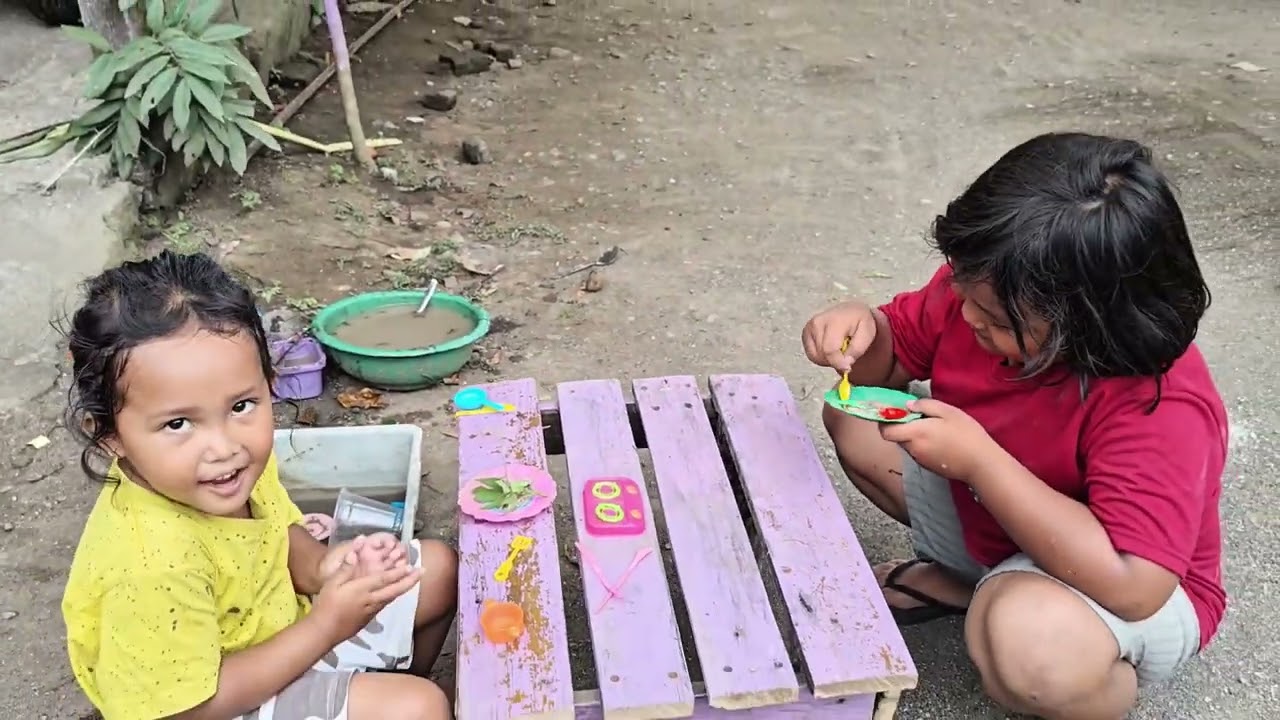 Alen main jualan sama teman-teman.