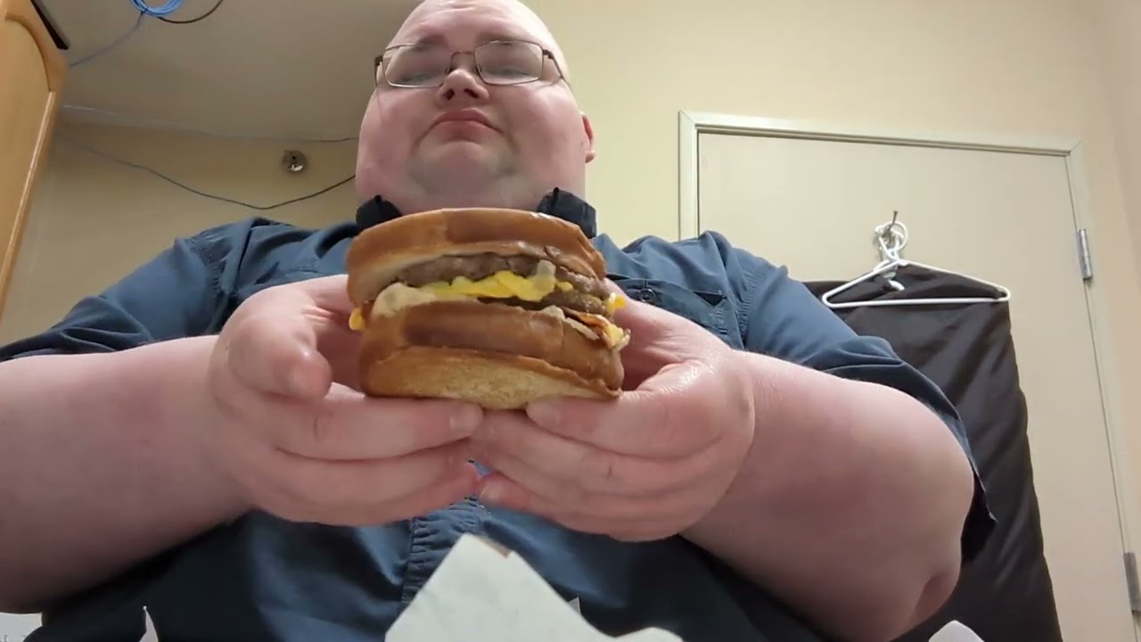 Ройс пробует @BURGERKING Melts