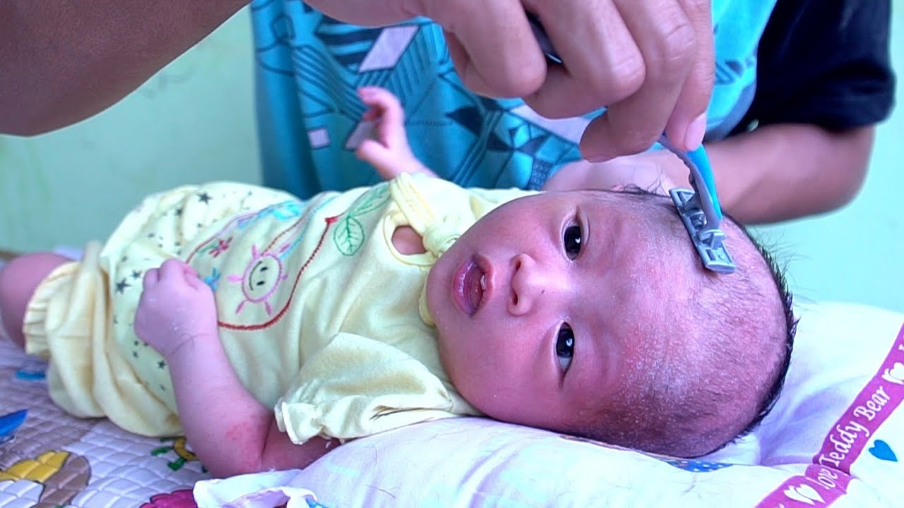 Cara Mencukur Rambut Bayi Baru Lahir Saat Aqiqah TANPA NAGIS | Mencukur Bayi