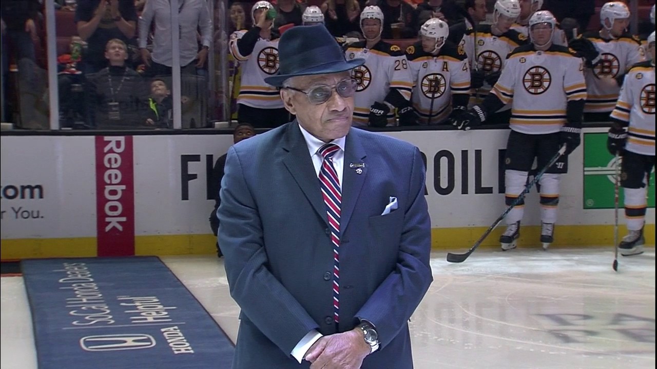 Willie O&rsquo;Ree drops puck before Ducks and Bruins game