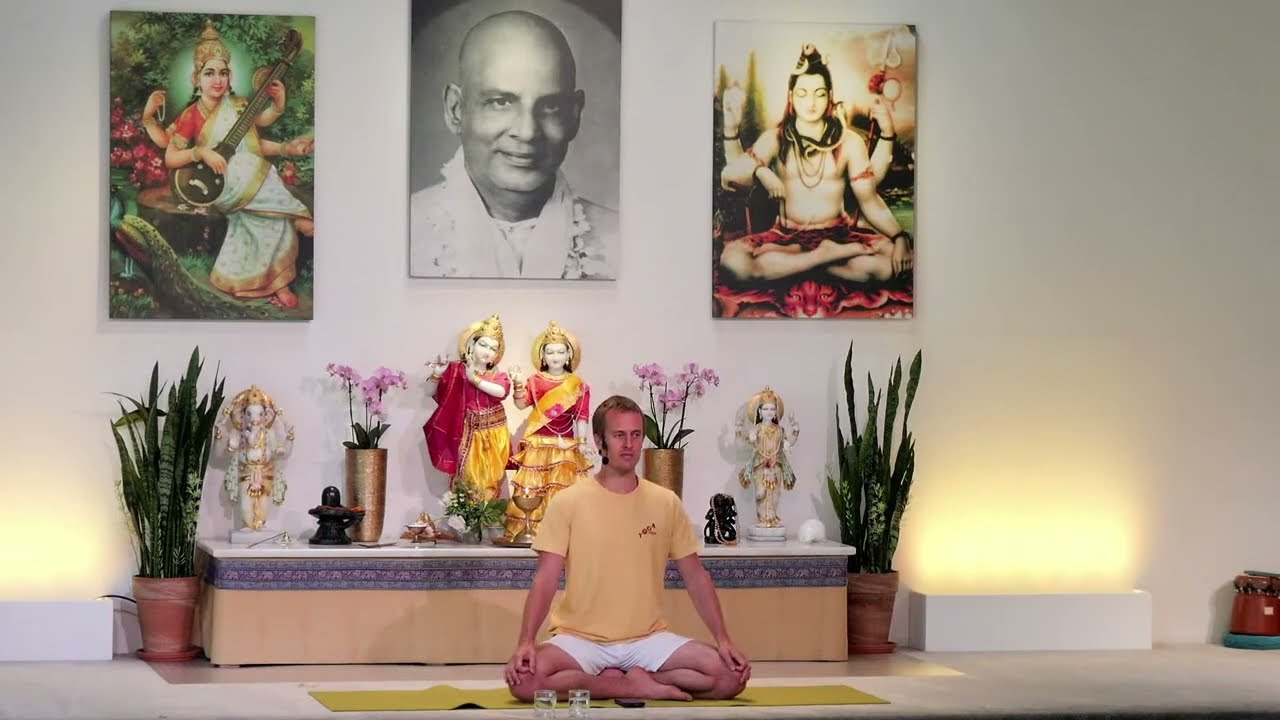 Yogastunde Mittelstufe "Ankommensstunde" mit Adrian - Yoga Vidya Live,  22.05.22, 