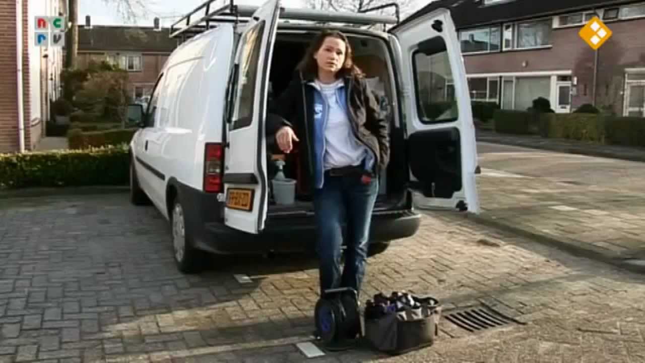 Klusvrouw in Man Bijt Hond