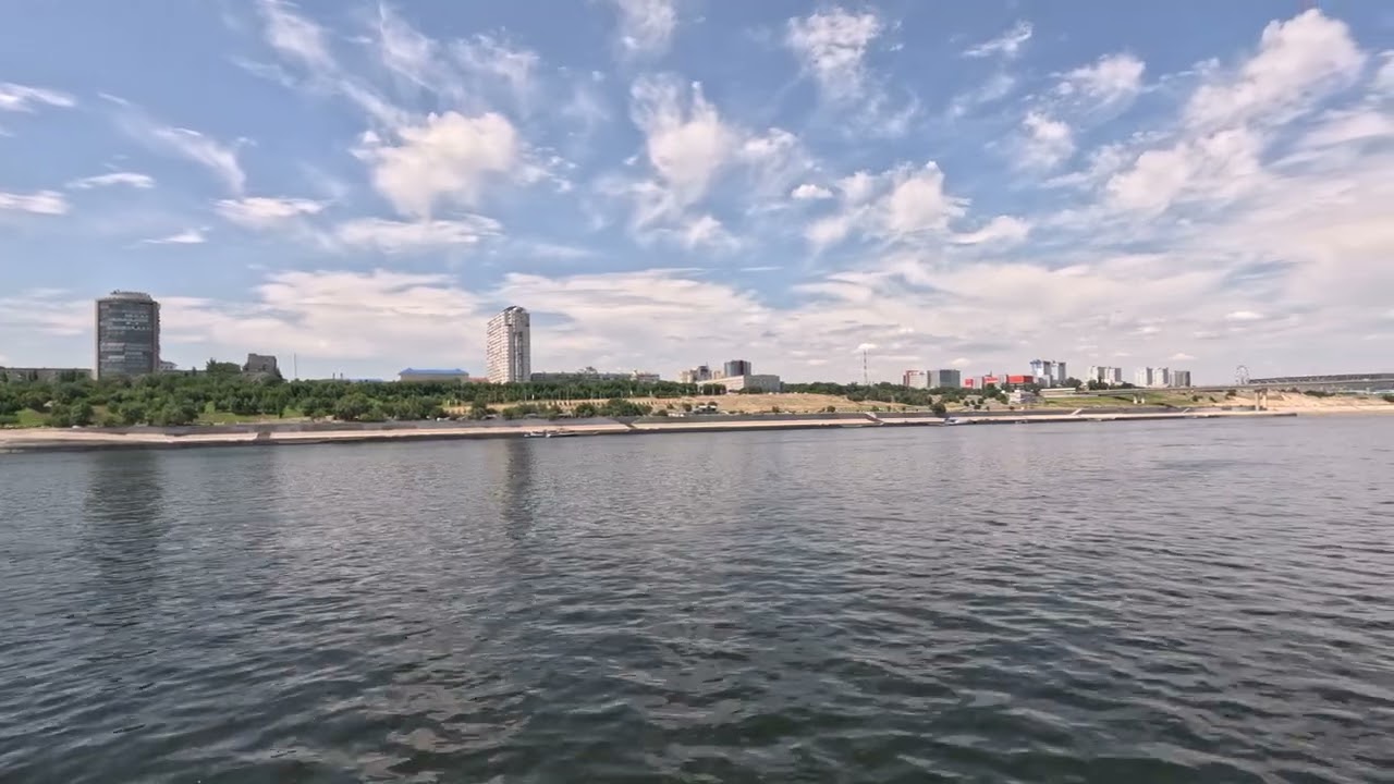 Река Волга - Проход города Волгограда с борта теплохода. Возложение цветов на воду (г.Волгоград)