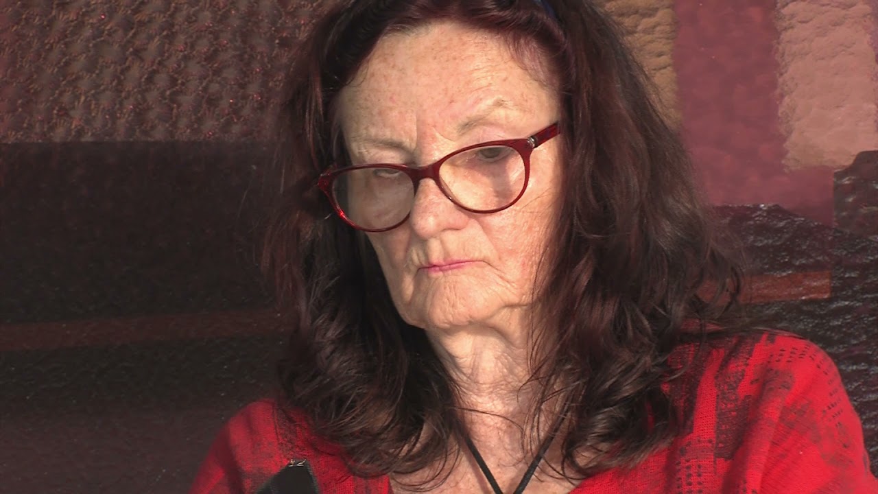 Renate  Moran zeigt die Technik des Glasfusing.
