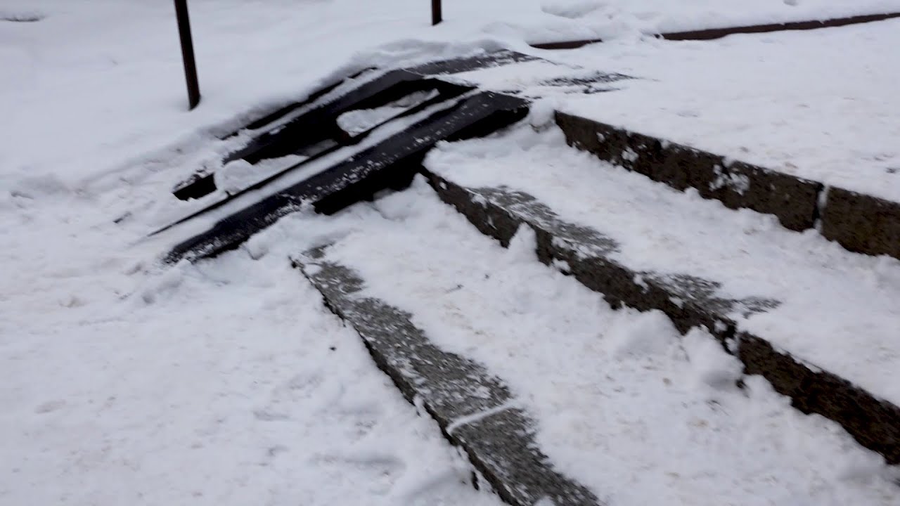 ГОРОДСКИЕ ЛЕСТНИЦЫ ЗИМОЙ ПРЕВРАЩАЮТСЯ В ТРАП