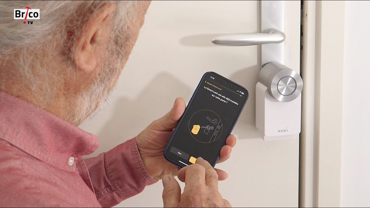 Installer une serrure connect&eacute;e avec wifi int&eacute;gr&eacute; - Tuto Bricolage avec Robert