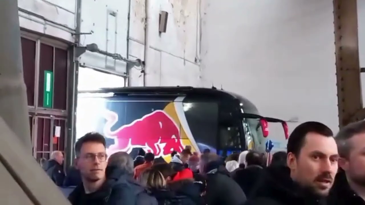 Aankomst team bussen Omloop het Nieuwsblad  2026 