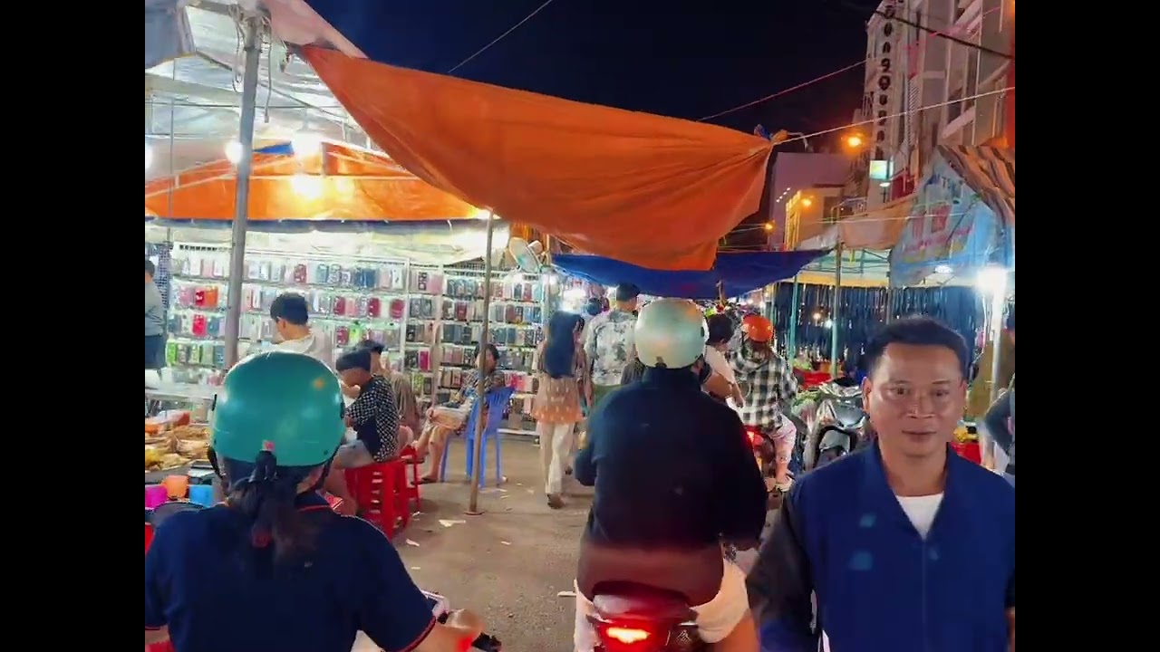 Đường phố rộn ràng 25 tết 