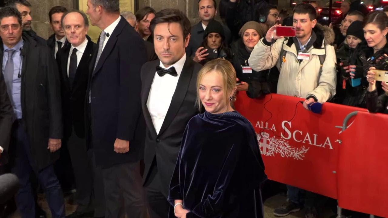 Prima alla Scala, l'arrivo di Meloni insieme al compagno Giambruno: i saluti ai fotografi