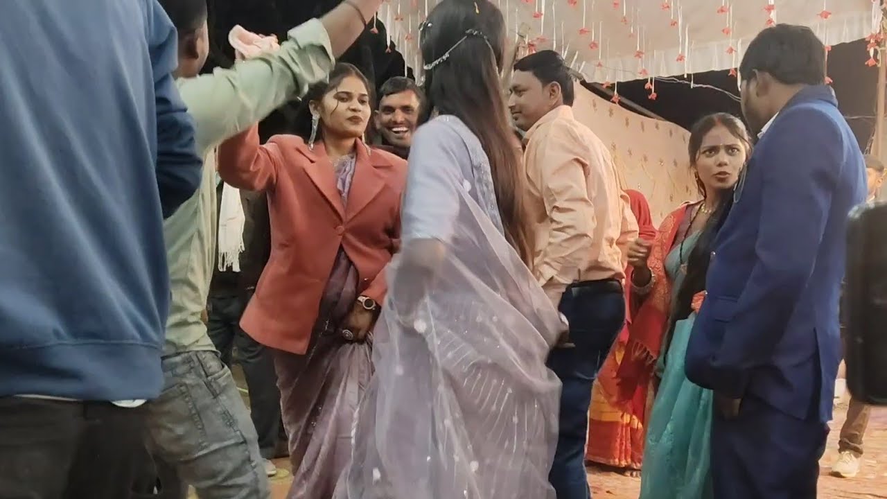 रीवा सीधी के बाजार रीवा सीधी के बाजार जहां लगे मऊगंज के बीच में राई बैंड बाजाडांस देशी लड़की क्या की