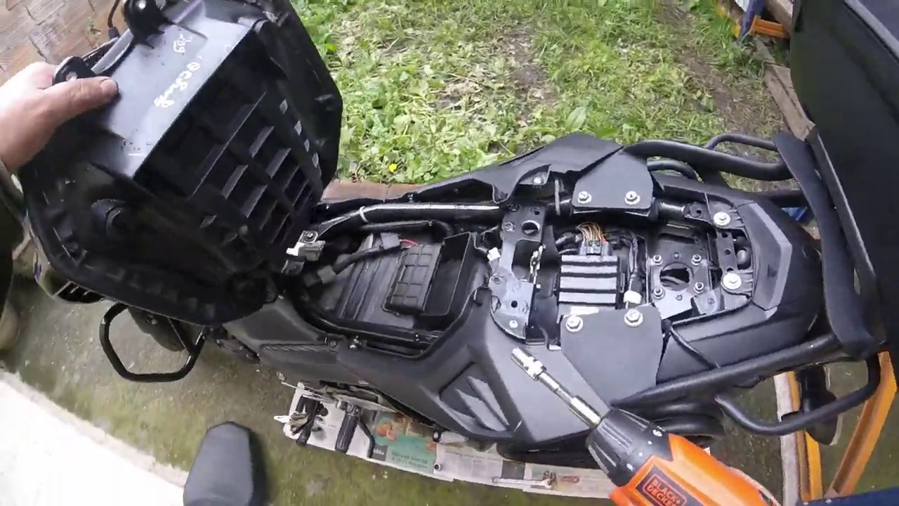 CAMBIO DEL FILTRO DE AIRE EN LA YAMAHA FZ25 - Jinete en 2 ruedas