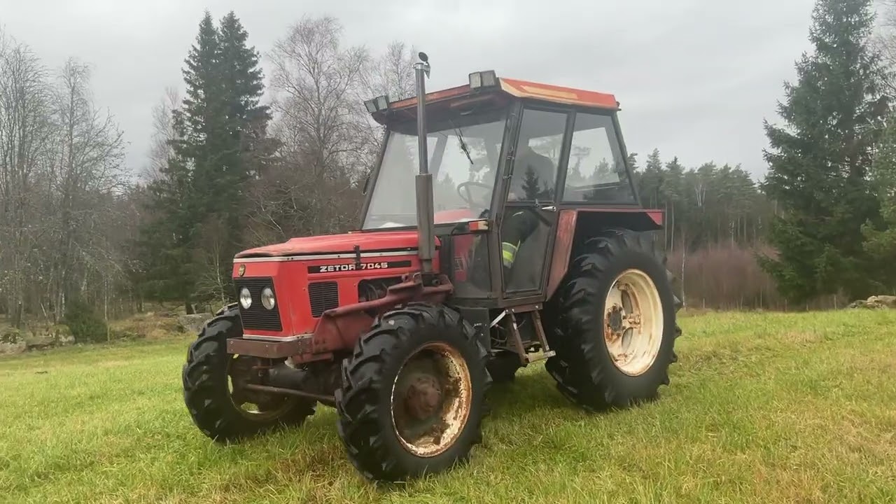 Köp Veterantraktor Zetor 7045 med frontlastare på Klaravik