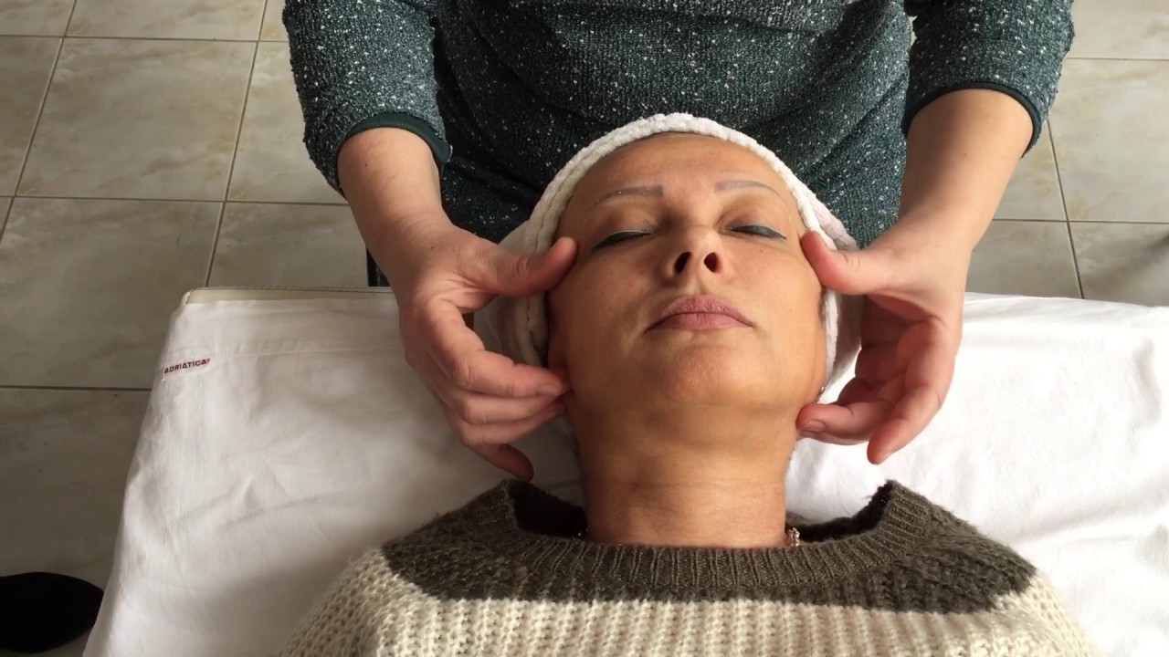 Tehnica masajului facial : ochi, nas, bărbie