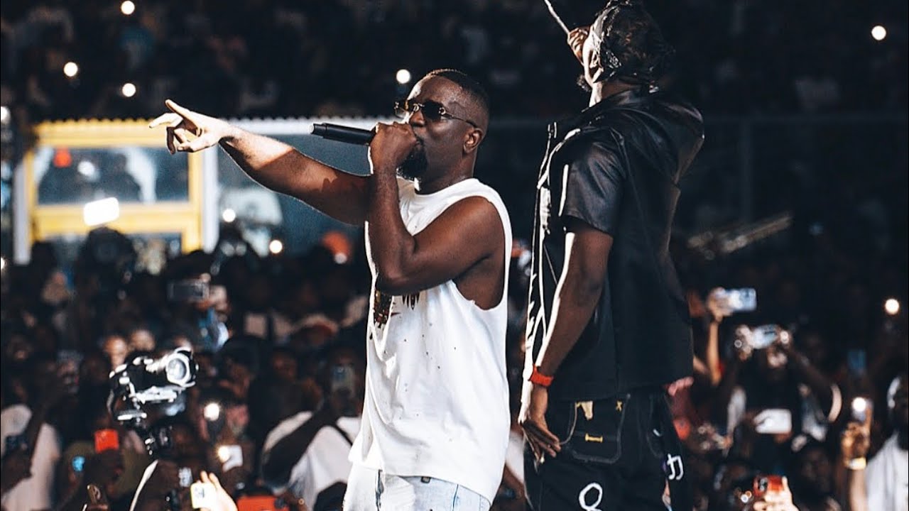 Tracey Surprises Fans as Sarkodie First Energetic Performance @Kumasi Rapperholic Homecoming Concert