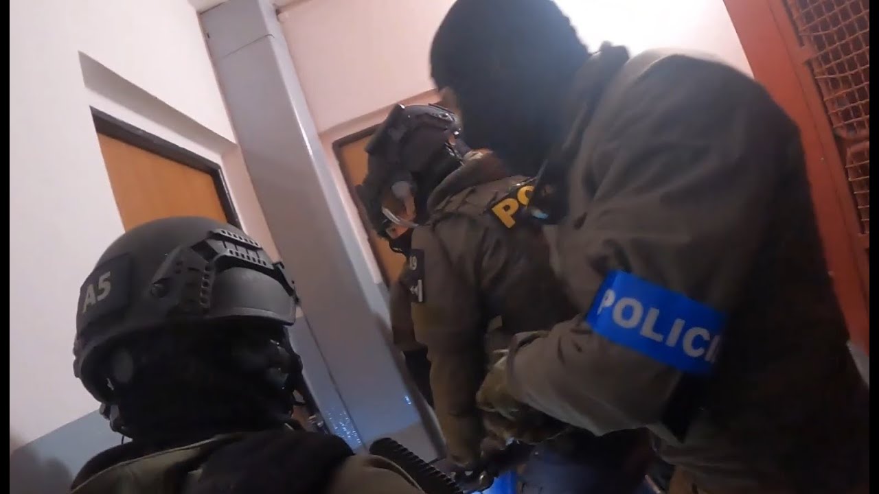 ŽENU V CHOMUTOVSKÉM BYTĚ ZPACIFIKOVALA ZÁSAHOVÁ JEDNOTKA
