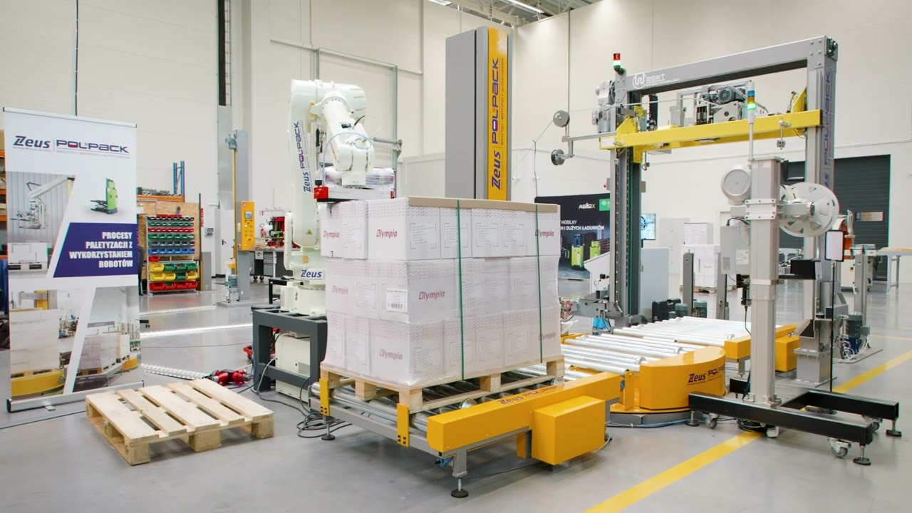 Automatyczna owijarka do palet z funkcją spinania palety taśmą PET, współpracująca z wózkiem AMR