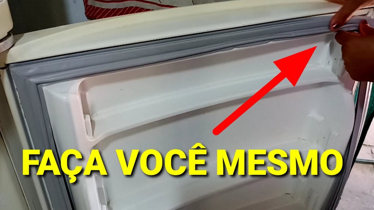 Trocando borracha da porta da geladeira em casa.