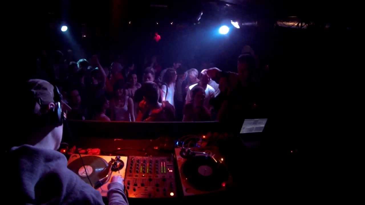 DJ Falcon1 shows epic scratch skills @ Record Store Day Warsaw 2013, Powiekszenie