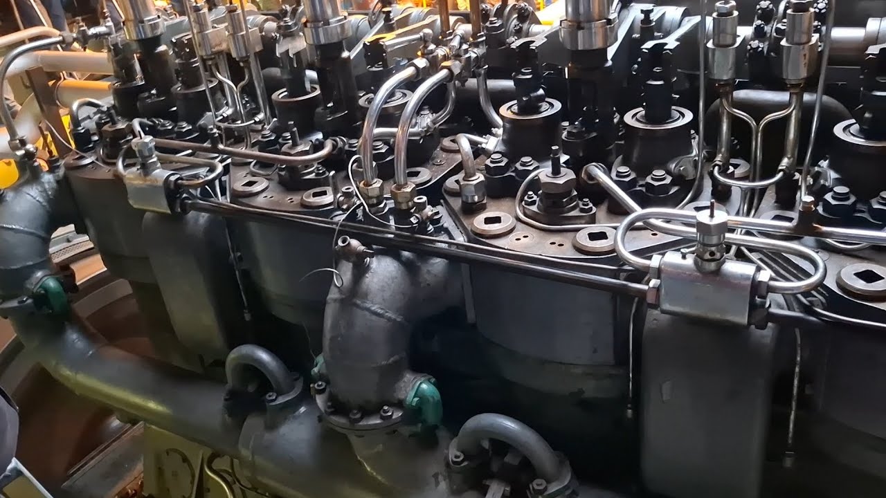 M.A.N 6 cilinder dieselmotor van een U-boot onderzeeër uit 1917. SHVP opendag.