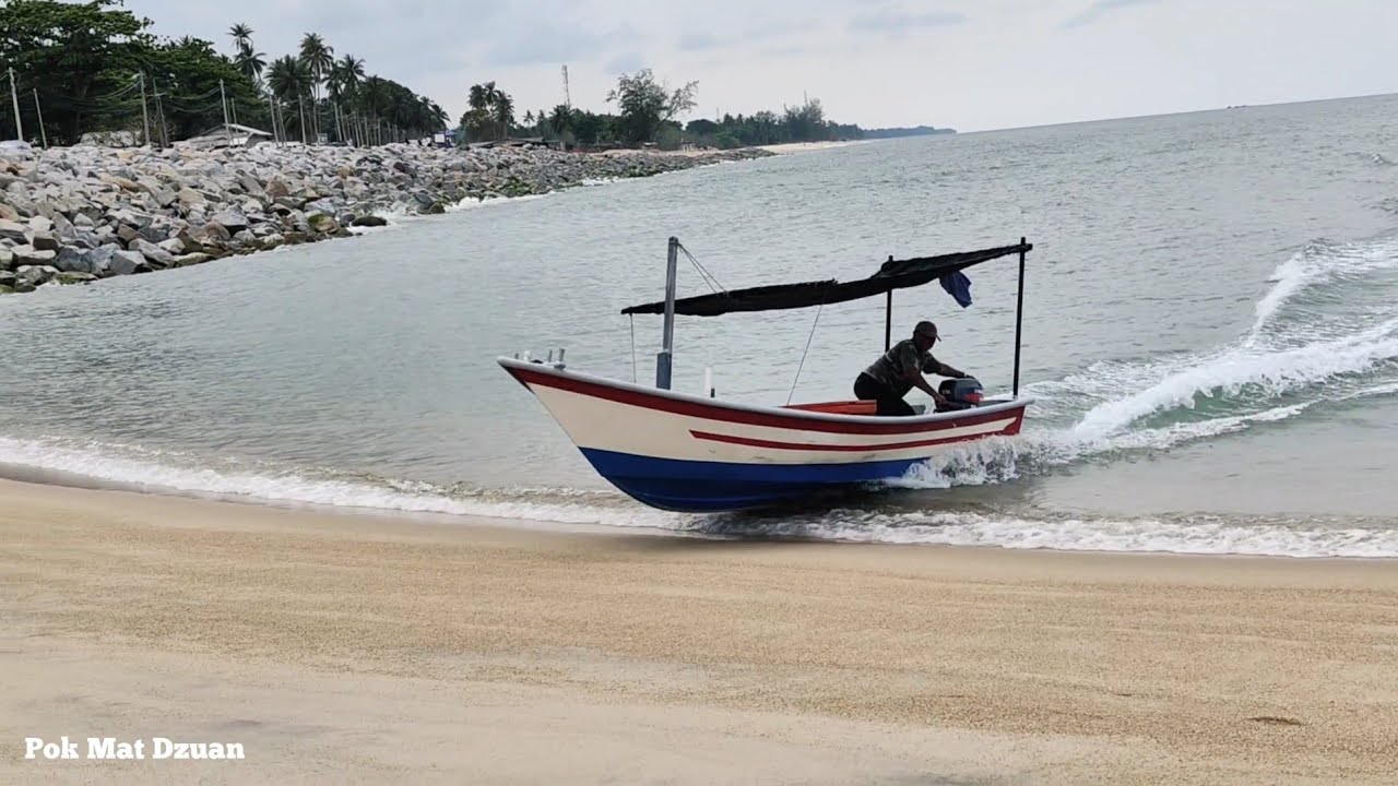 nelayan pantai meluncur dan gunakan mesin khas untuk menarik bot