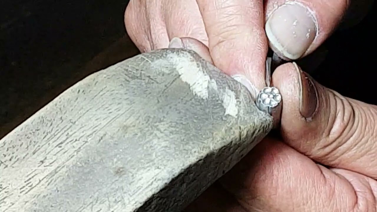 Herramienta  de corte hecha a mano. Pieza de plata con lámina de oro soldada.