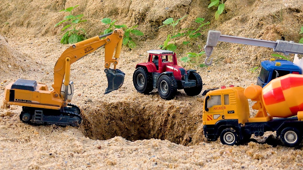 Dump trucks carrying sand fell into a hole and was rescue by a crane trucks in time | BIBO TOYS