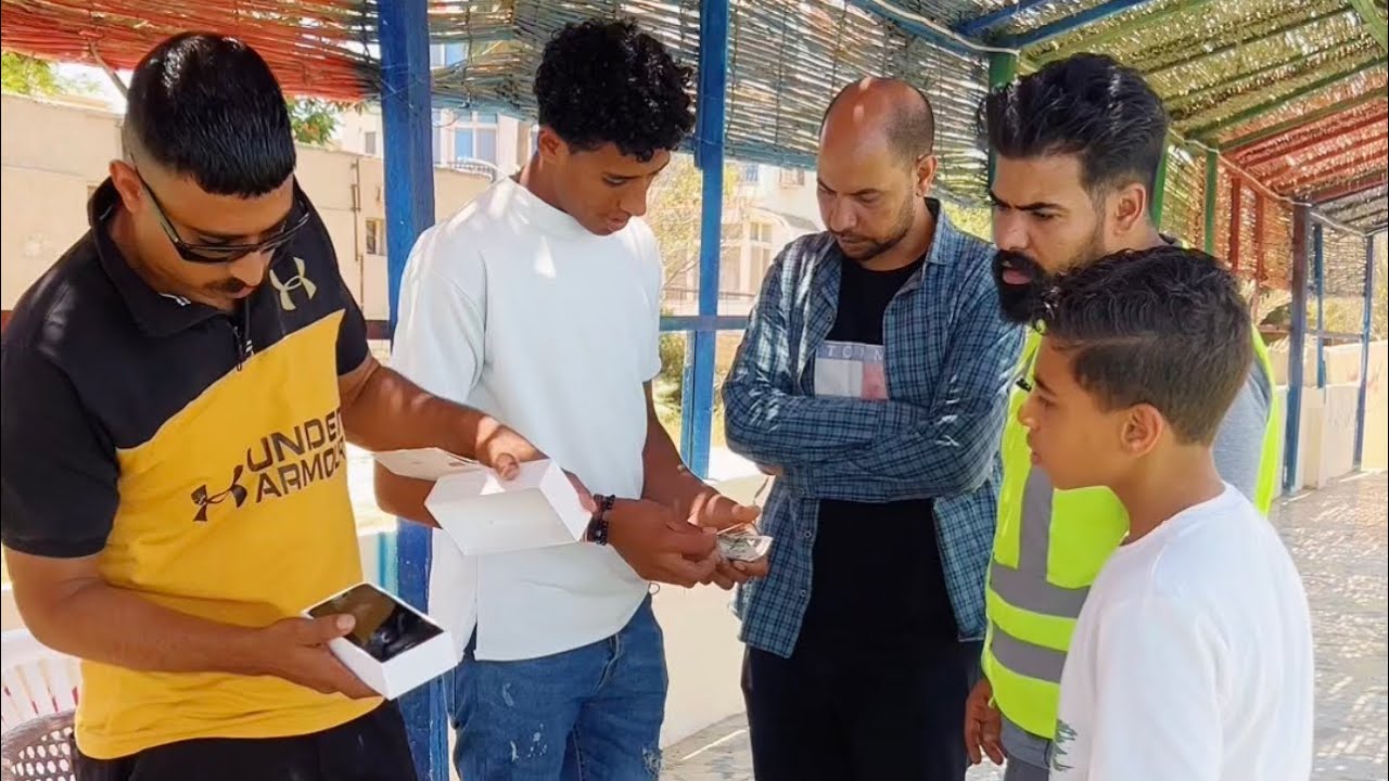 مدير الشاطئ بيقول للشغالين معاه  ازاى التليفون والفلوس اختفوا ومحدش يعرف عنهم حاجه