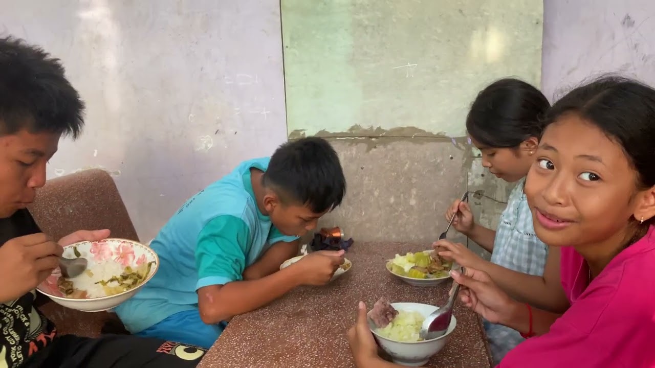 Lại tập trung ăn cơm