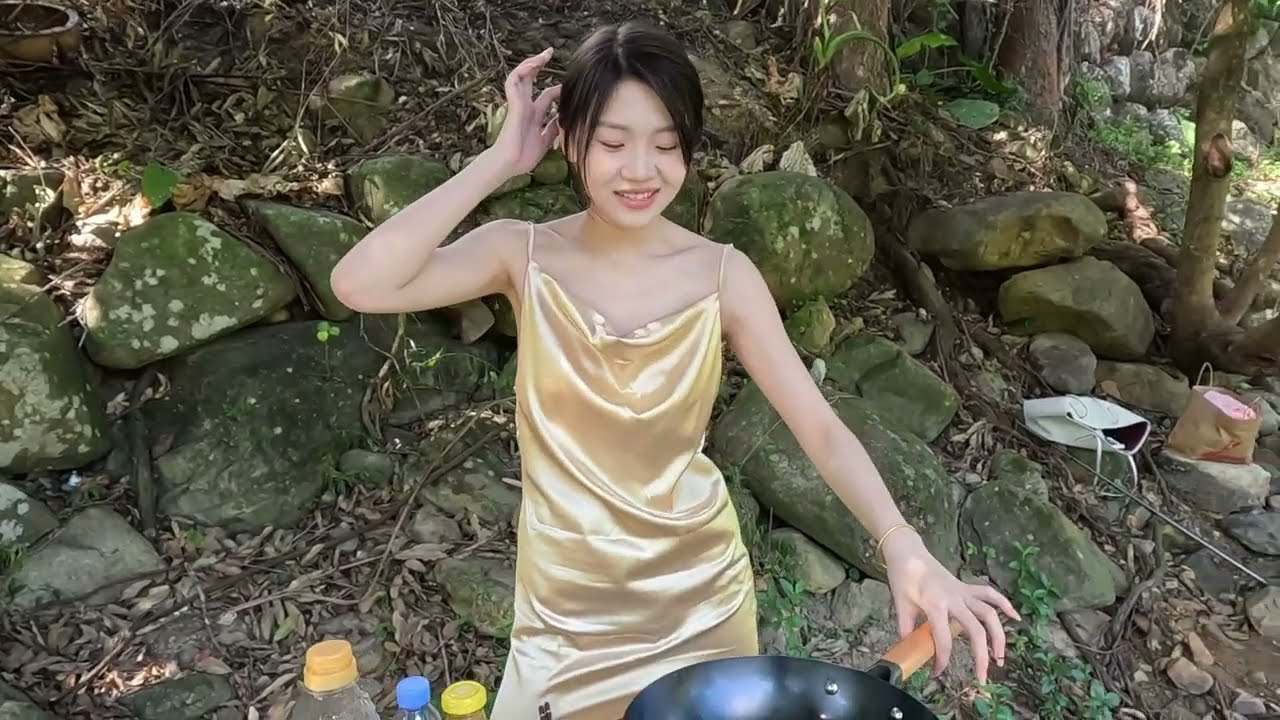 萌萌的小白，在美美的山里，烹饪一道西兰花炒虾仁，看起来健康可口哦