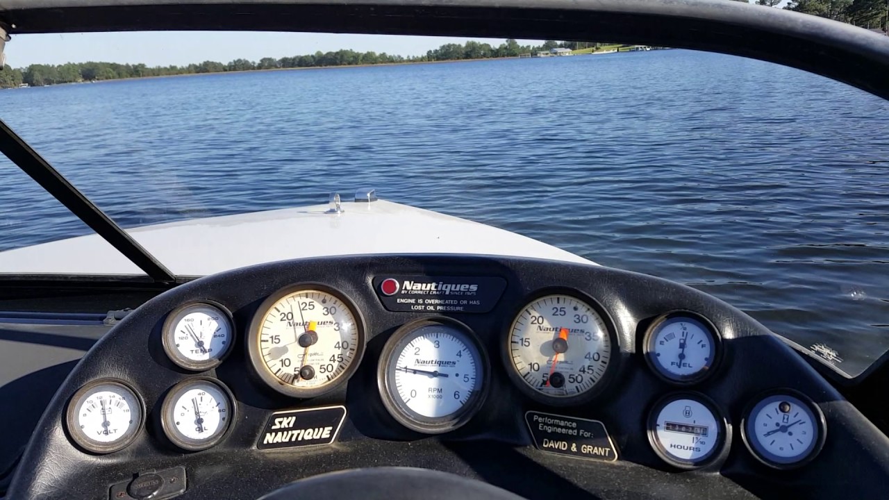 1995 Ski Nautique GT40 accelerates from a stop