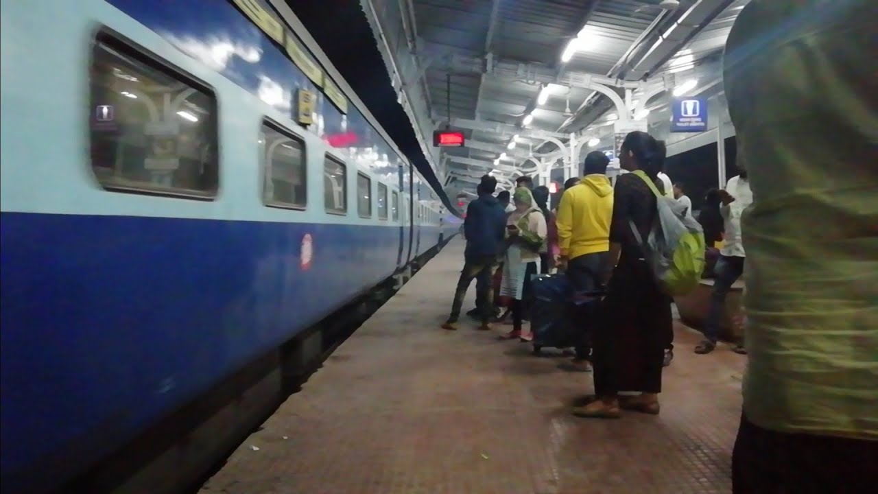 12106 Gondia - Mumbai Vidarbha SF Express Entering Akola Jn | Train Anounsment |Indian Railways