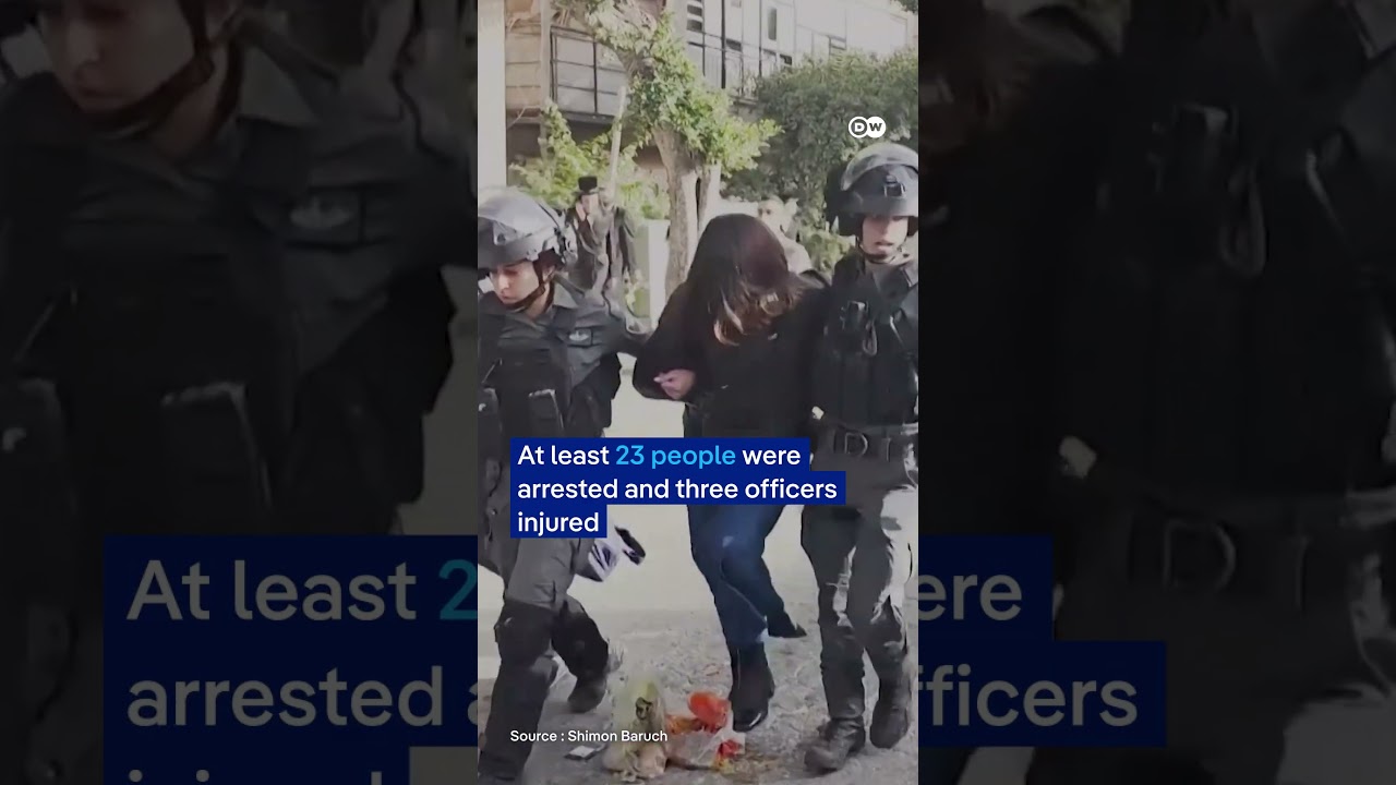 Ultra-Orthodox protesters chase female soldiers in Israel | DW News