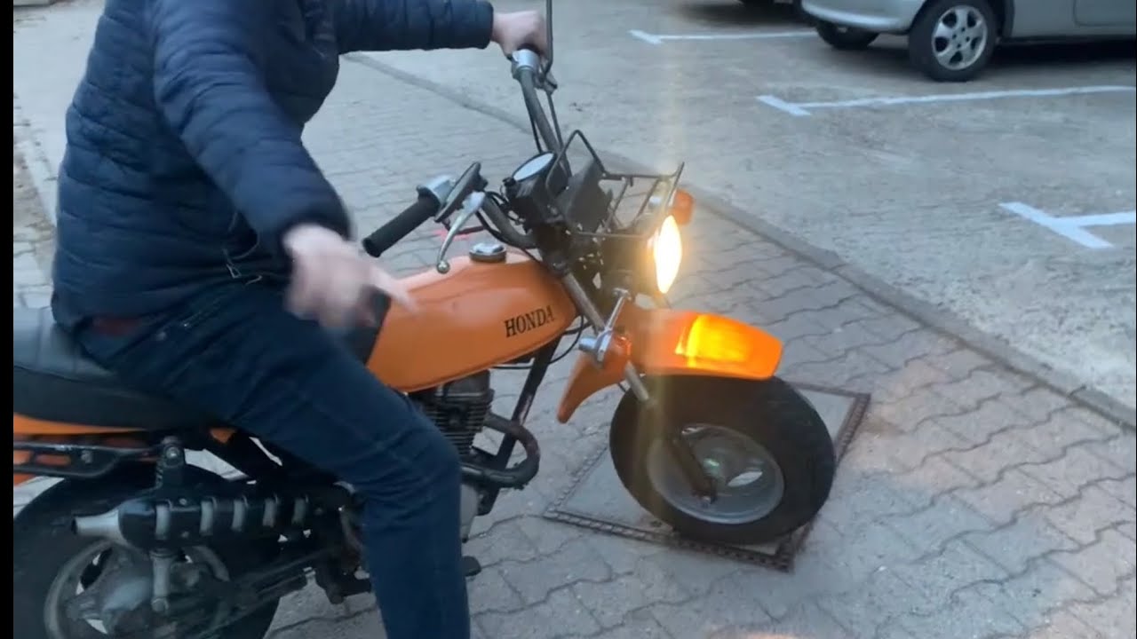 Kolleg lernt Honda CY50 fahren
