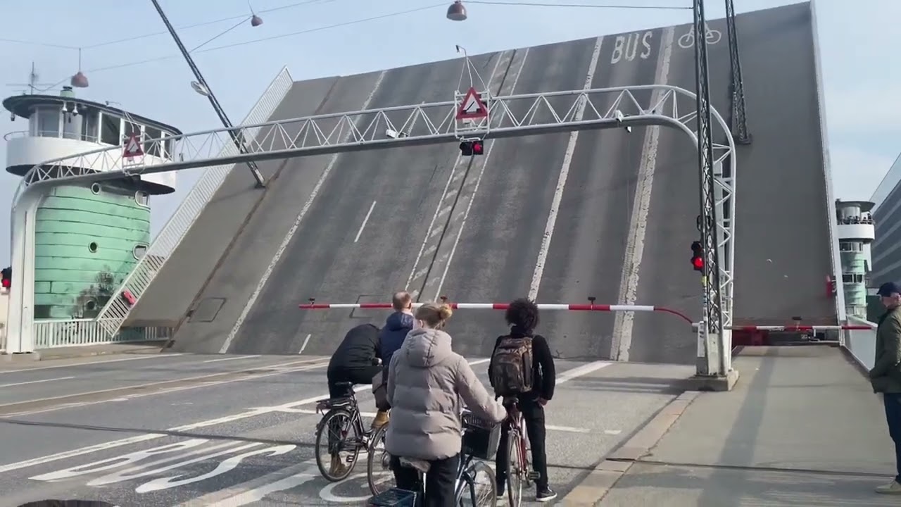 Video of the Moving Bridge opening and closing in the Centre of Copenhagen