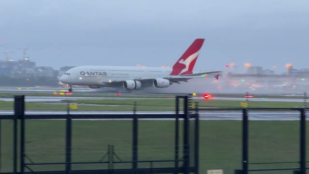 AIRBUS A380 LOUD AND WET LANDING #airbus #a380 #landing #runway #aviation #planespotting #fyp #wet 